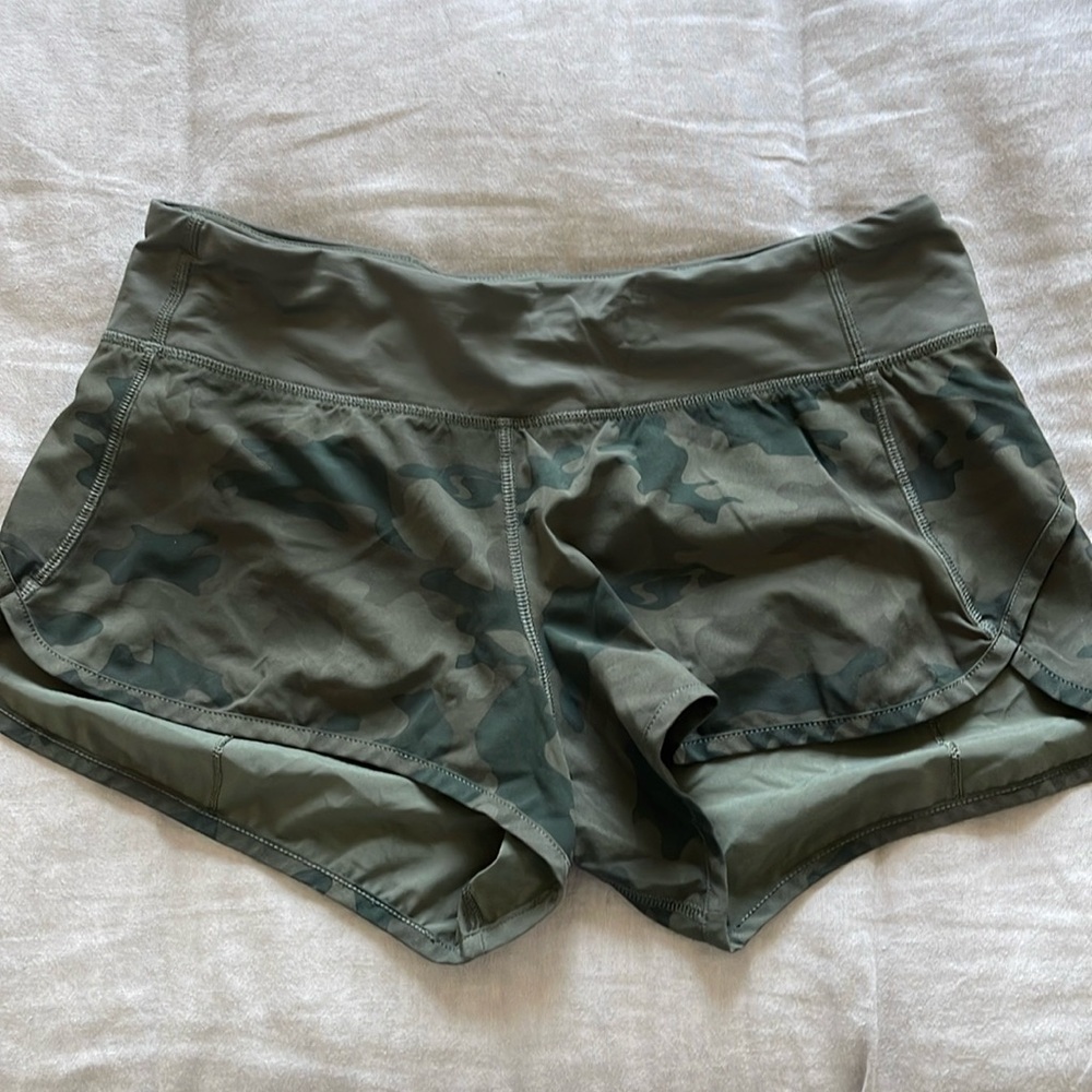 Speed Up Low Rise, Lined, 2.5 inch Lululemon Shorts- Camo size 6